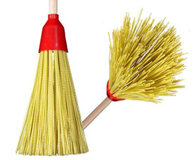 Метла круглая Помощница пластик с деревянным черенком (3 кольца) 1 сорт х10