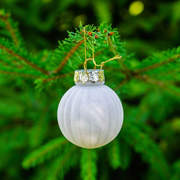 Набор елочных украшений JY612179 6см 12шт Шары БАРХАТ (4гладкий Изумрудный цвет, 4 "дольки" белый, 4"фактурный" капучино)