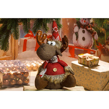 Фигура новогодняя интерьерная SYY210B Лось 31см,в красном свитере. сидячий