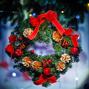 Венок новогодний 30см с красным бантом 17A044 (5)