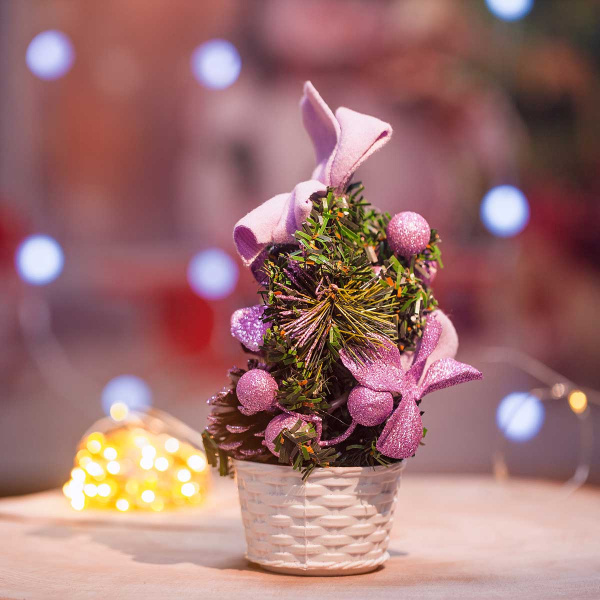 Елка настольная 20см в корзине с фиолетовыми украшениями  Z-23A13N/11 (144