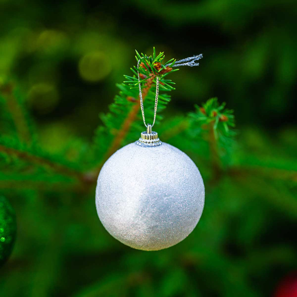 Набор елочных украшений JT25-A2077 6 см 12 шт Шары красный/белый/зеленый