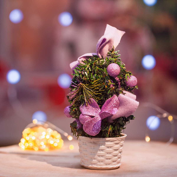 Елка настольная 20см в корзине с фиолетовыми украшениями  Z-23A13N/11 (144
