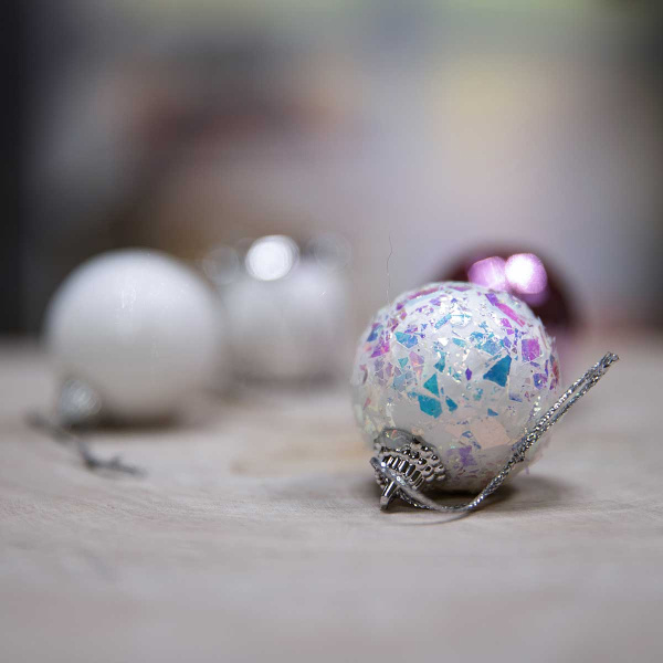 Набор елочных украшений JT25-AL067 4см 20шт Шары (4шт белые с сереб.блестками, 8шт розовые грани, 4шт белые с перламутровым, 4шт белый барабанчик) (120)