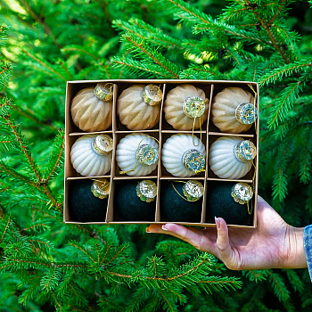 Набор елочных украшений JY612179 6см 12шт Шары БАРХАТ (4гладкий Изумрудный цвет, 4 "дольки" белый, 4"фактурный" капучино)