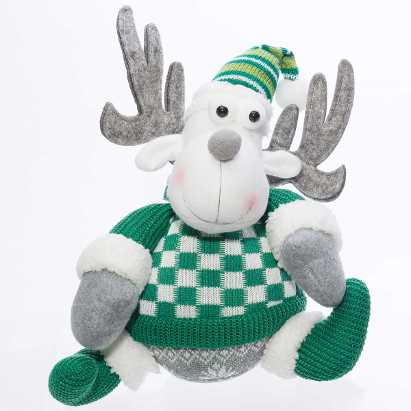Фигура новогодняя интерьерная Н22221С Лось сидячий 25см, зеленый,в вязаном свитере, колпаке, ботинках