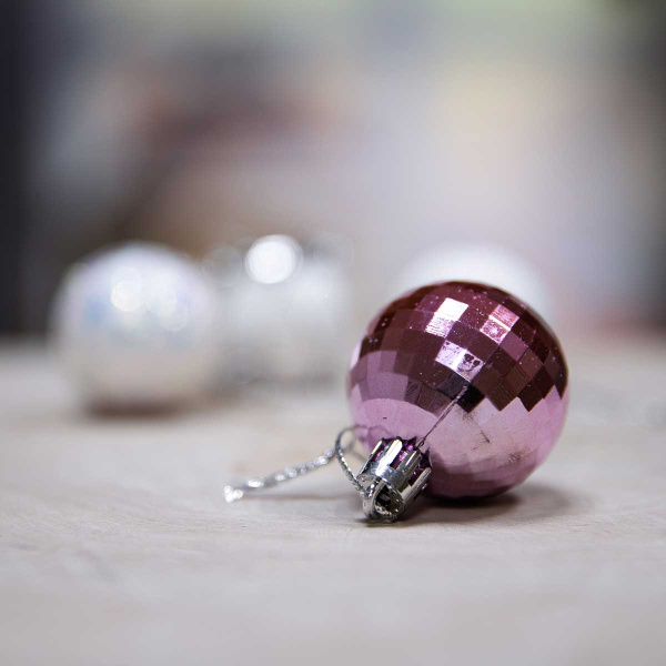 Набор елочных украшений JT25-AL067 4см 20шт Шары (4шт белые с сереб.блестками, 8шт розовые грани, 4шт белые с перламутровым, 4шт белый барабанчик) (120)