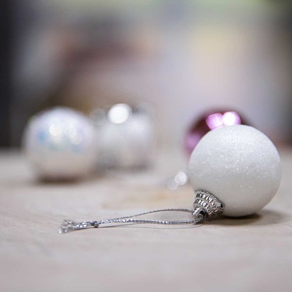 Набор елочных украшений JT25-AL067 4см 20шт Шары (4шт белые с сереб.блестками, 8шт розовые грани, 4шт белые с перламутровым, 4шт белый барабанчик) (120)