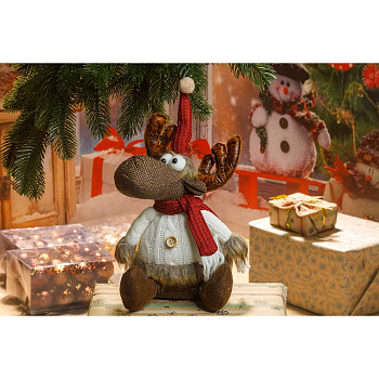 Фигура новогодняя интерьерная SYY210A Лось 31см в белом свитере. сидячий