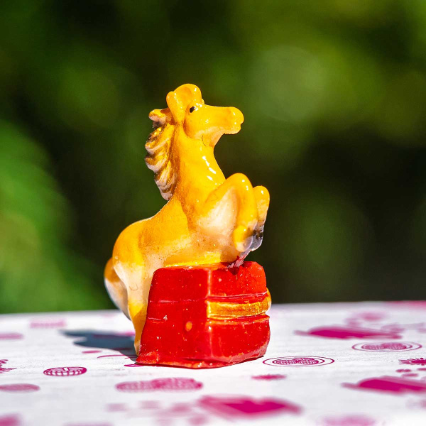 Новогодний сувенир  25365-1 Лошадка 3*2*1,5см  (цена за 48шт) (2304)