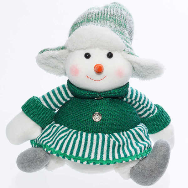 Фигура новогодняя интерьерная Н22221В Снеговик-девочка сидячая 25см, зеленая, в платье и шапке ушанке(36)